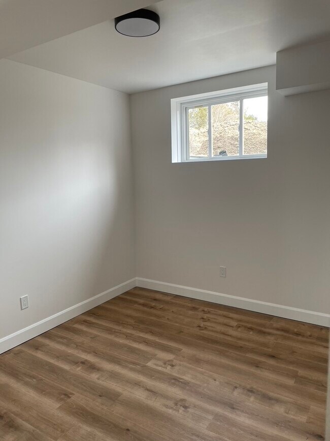 Photo - 233 Mill St W