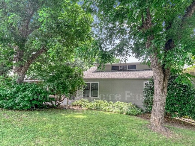 Photo - 1080 Benteen Ave SE