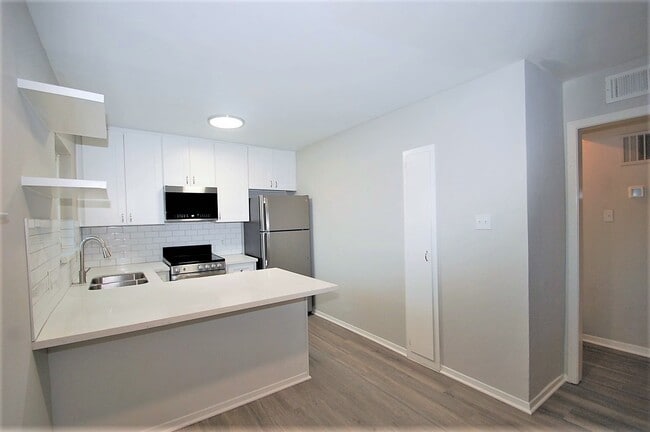 Kitchen with breakfast bar - Pine Village