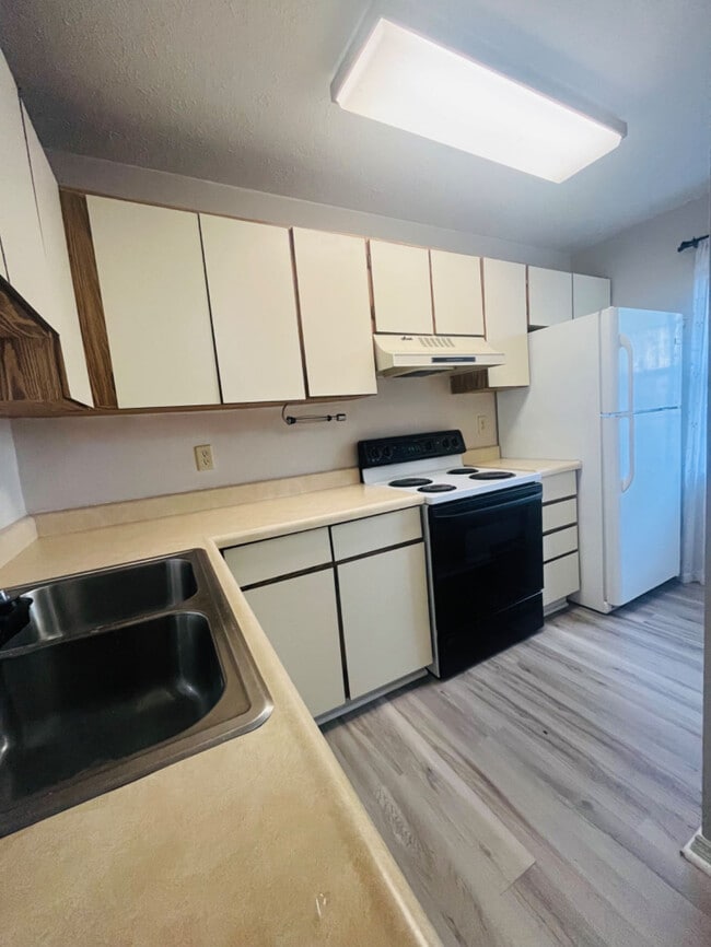 Photo - 588 E Graham Pl