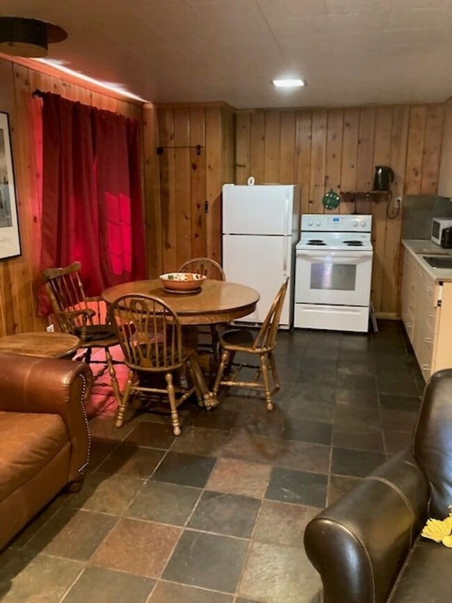 Photo - *Small Cozy Furnished Cabin*