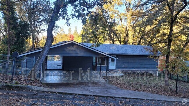 Building Photo - 1394 SE Reservoir Ave Rental