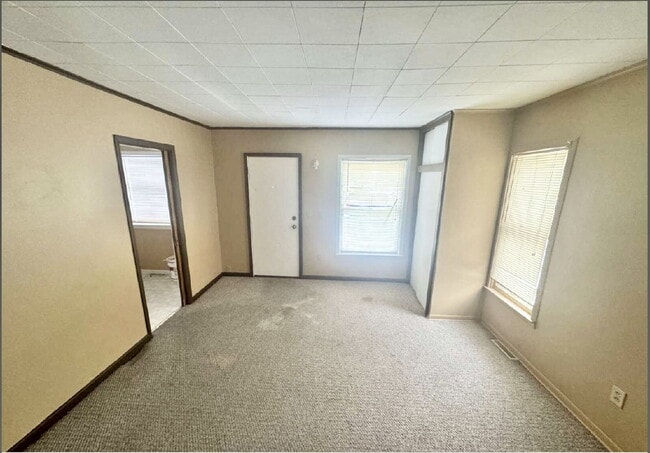Photo - 2 bed, 1 bath Lower Unit in Duplex Available! Unidad 1
