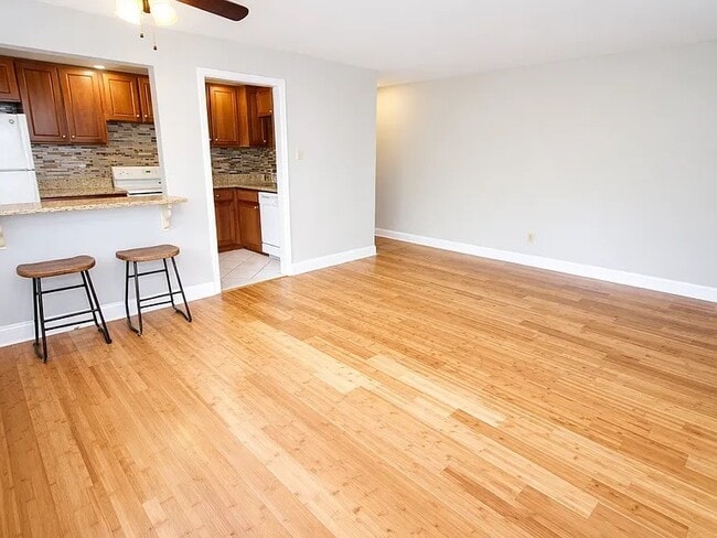 Photo - REGENCY COURT APARTMENTS -- 018