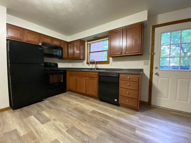Building Photo - Lovely 2 Bedroom Townhouse with Private Pa...