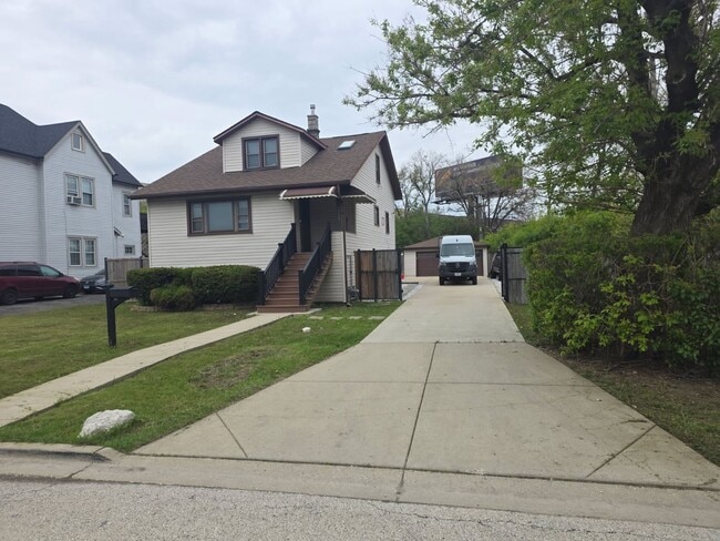 Building Photo - Single Family 2BR, 3 BA 2CG Home