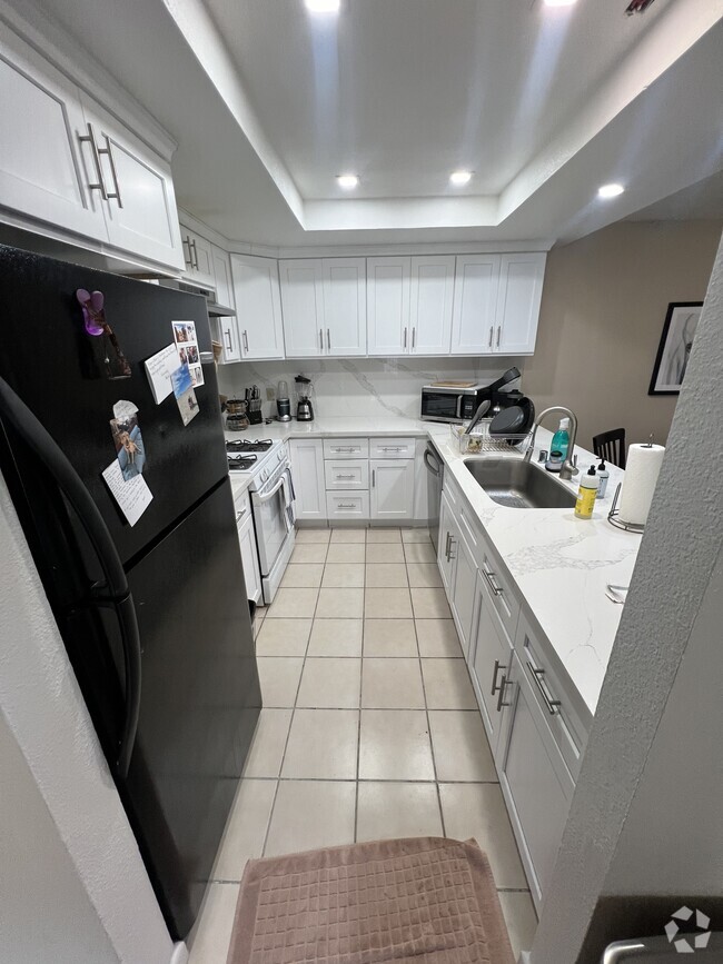 Building Photo - 4759 Gardenia St Rental