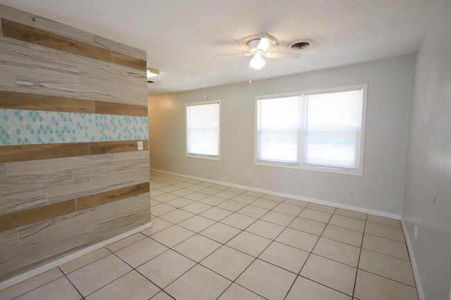 Photo - 127 Loizos Dr NW