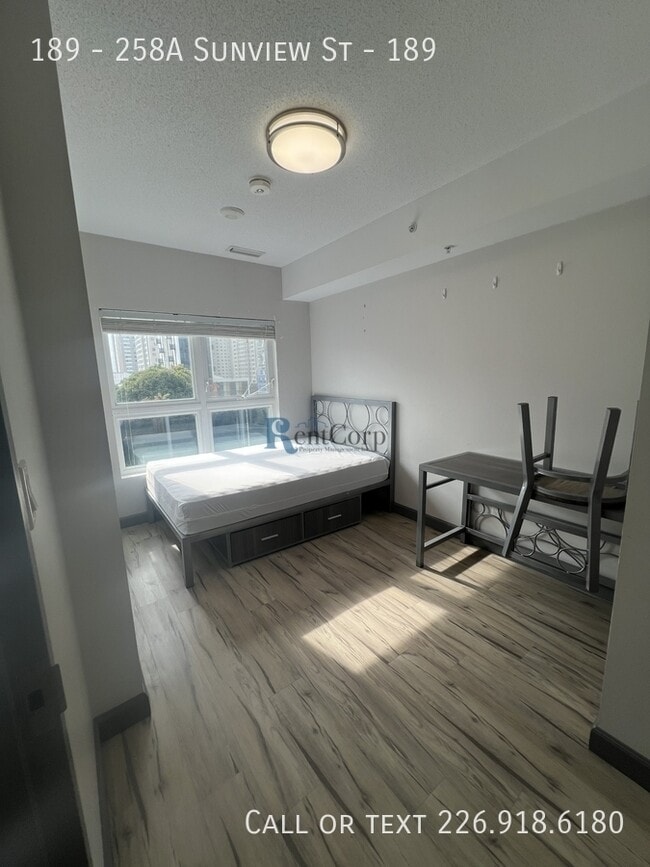 Photo - 258A-258A Sunview St