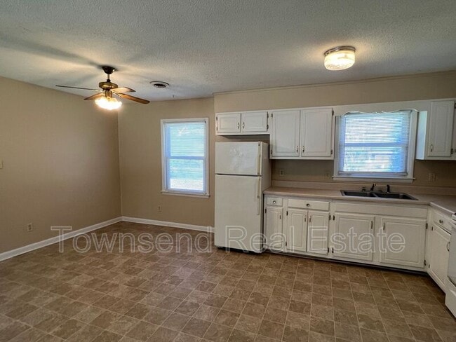 Photo - 5675 Livingston Dr
