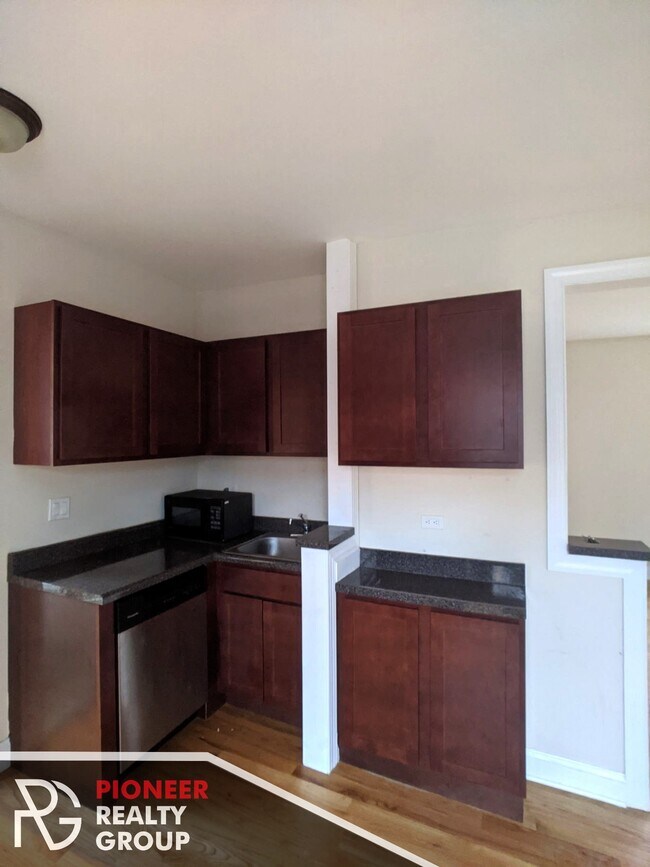 Photo - 3721 N Pine Grove Ave Unit 3720.5-W2