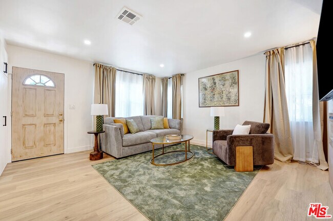 5252 Canoga Ave