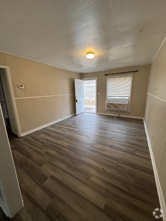 Building Photo - "Cozy 1-Bed Gem in Wichita's Heart - Perfe... Unit 2 Rental