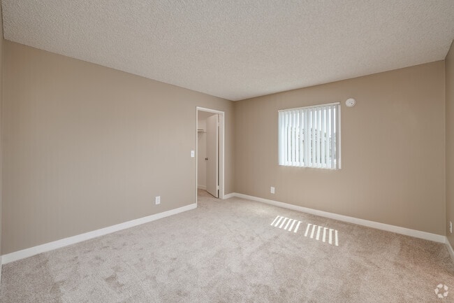 2BR, 2BA - 855SF - Primary Bedroom - Oro Vista Apartments