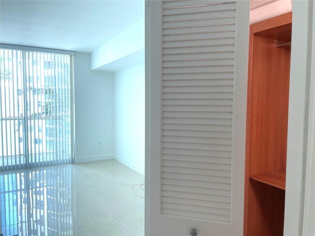 Photo - 218 SE 14th St Unidad 1004