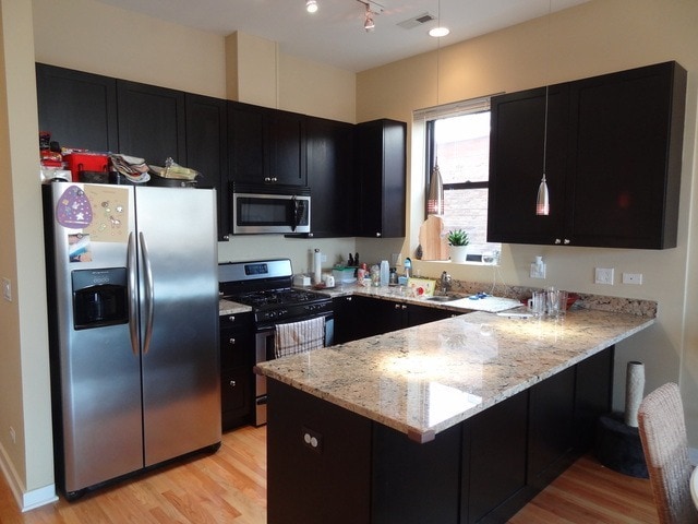 Building Photo - Available August 12th - 3 bed 2 bath Wicker Park Unit 302