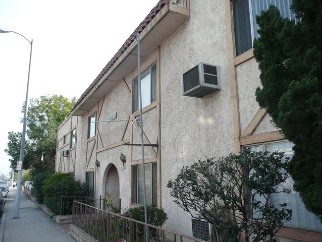 Building Photo - 12826 Vanowen St Unit 7