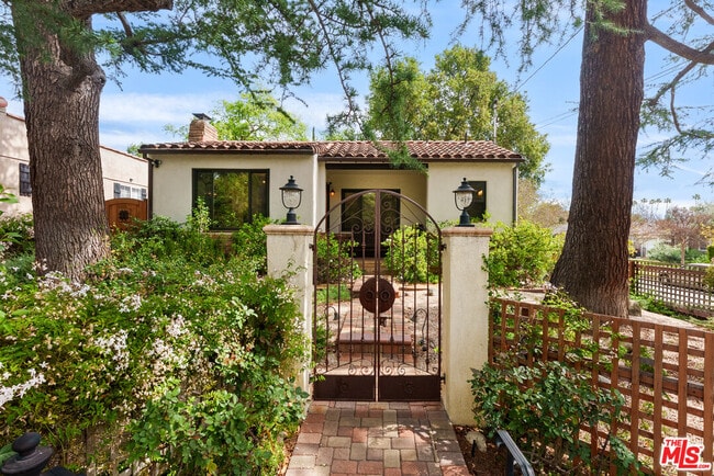 Photo - 1462 Mentone Ave