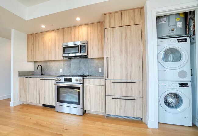 Kitchen - 4202 Crescent St Unidad 17D