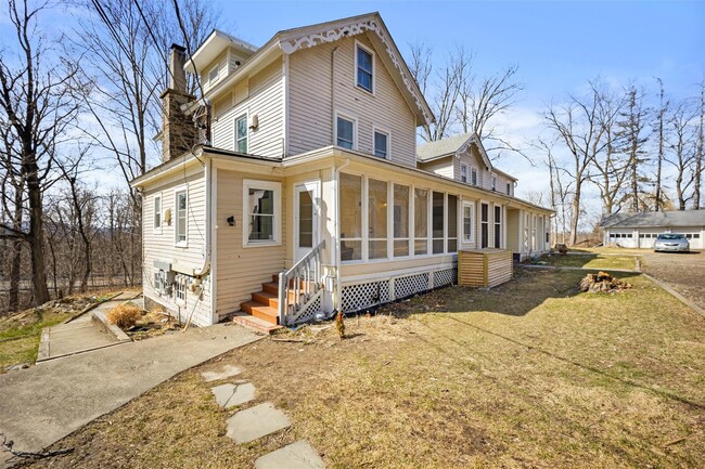 Building Photo - 67 Old Albany Post Rd Unit 2 Rental