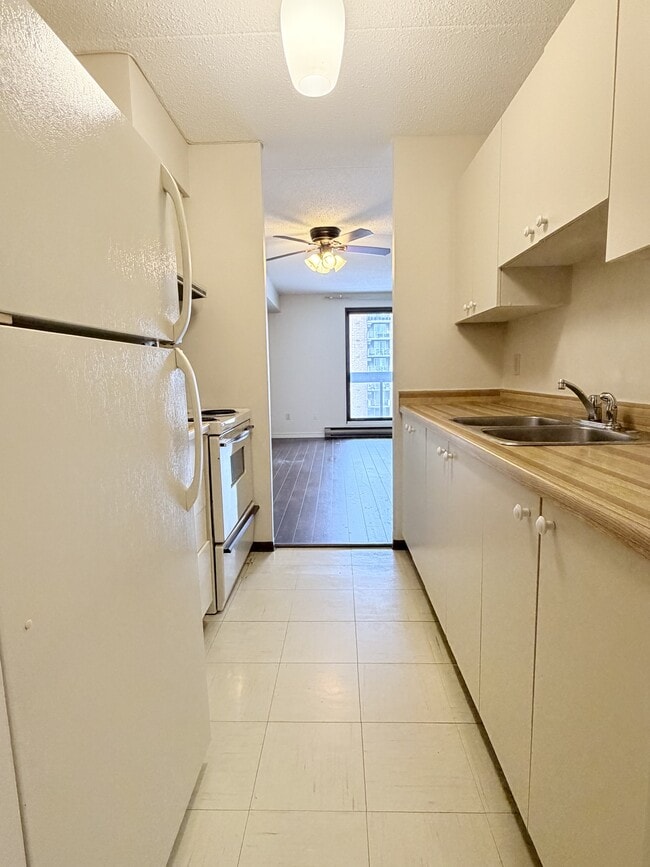 Building Photo - 1653 Ouellette Ave Unit 907