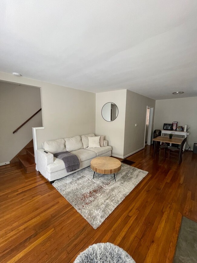 Photo - 2563 Medary Ave Unidad 1