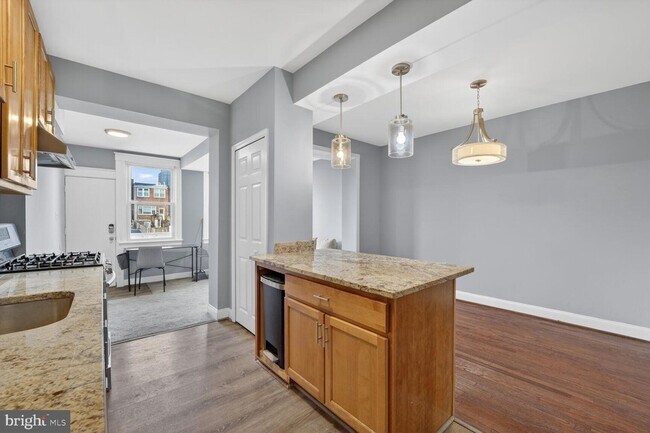 Photo - 632 Franklin St NE