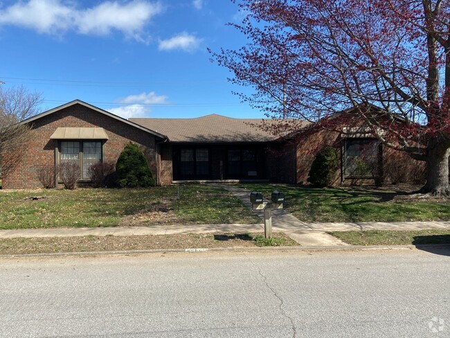 Building Photo - Spacious Duplex near Medical Mile Rental