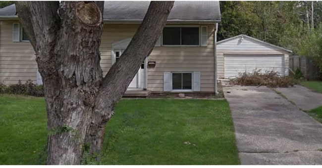 Building Photo - Available December 2025. 5 bedroom, 2 bath...