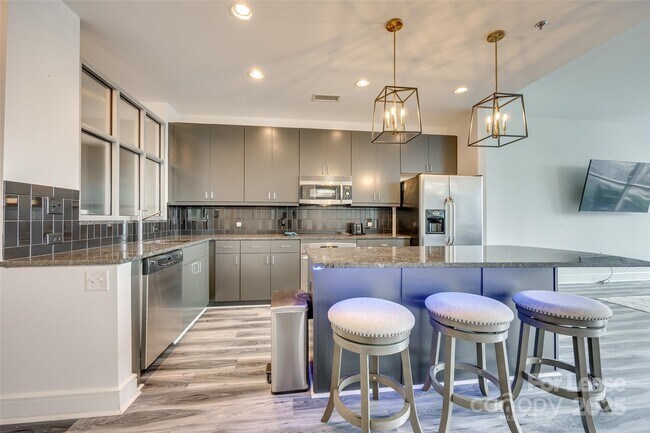 Photo - 333 W Trade St Unidad 1802