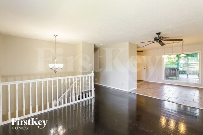 Photo - 521 Fairlane St