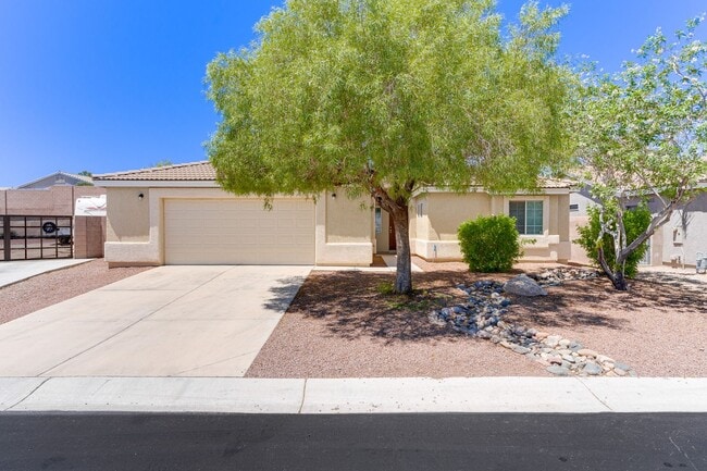 Charming 3-Bedroom Home with Private Backy... - Charming 3-Bedroom Home with Private Backy...