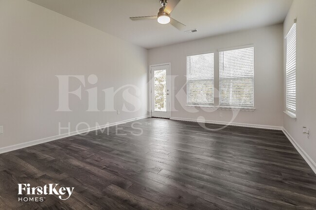 Photo - 310 Ashborne Ln