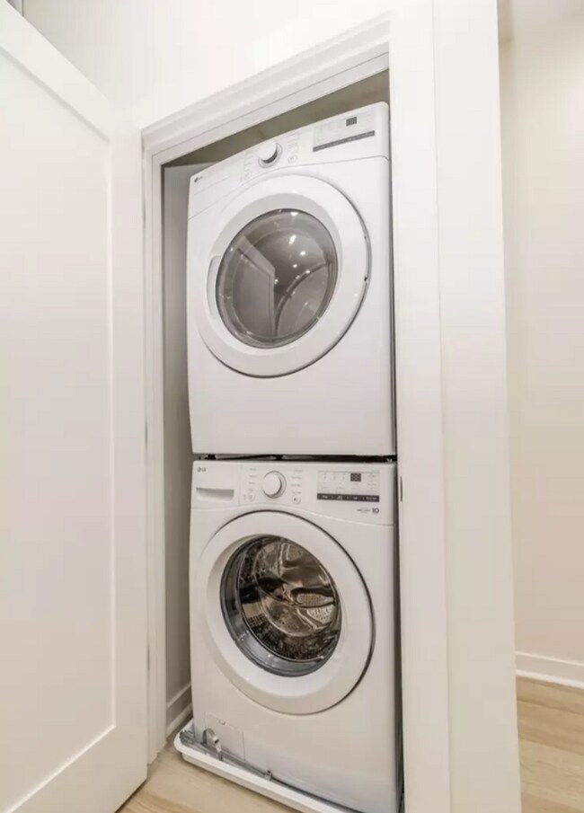 Photo - Humboldt Park Gorgeous and Modern 3b/2b Unit G