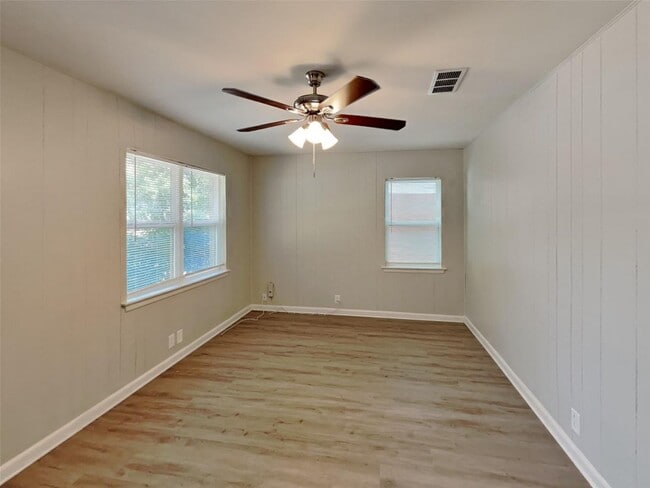 Photo - 3 BR/1BA |Single Family Home |  Gated backyard| In Denton