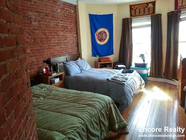 Building Photo - 518 Harvard St Unit 1 Rental