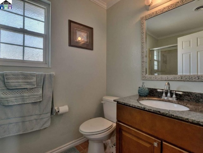 Photo - 3813 Lake Ontario Dr