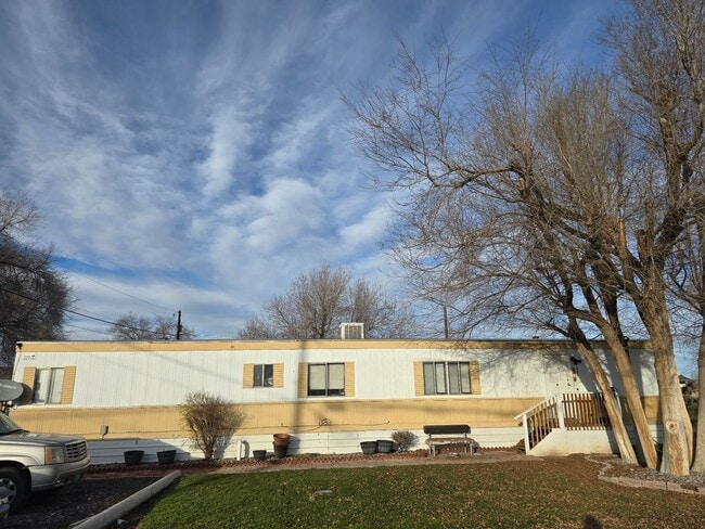 Building Photo - Country Living!