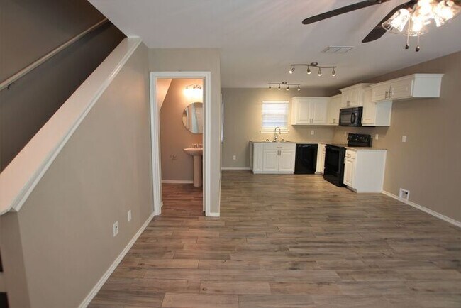 Photo - Tour Today! Beautiful 2/1.5 Townhome in Li...