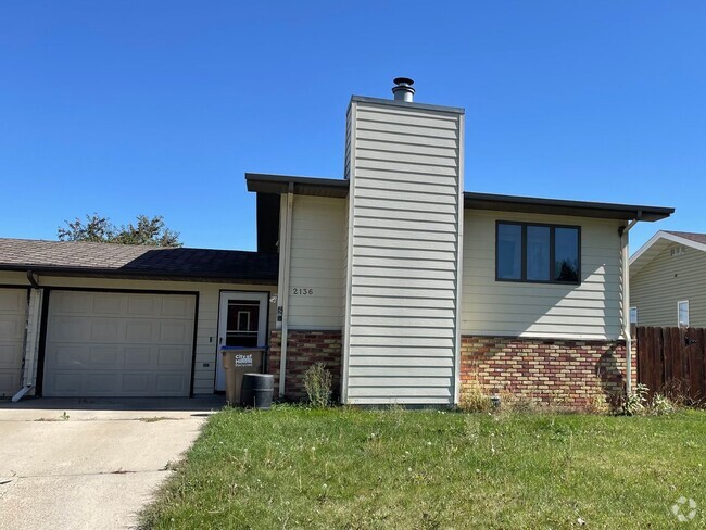 Building Photo - Split Level Townhouse on Minot's north hill!