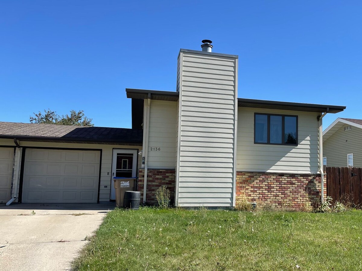 Split Level Townhouse on Minot's north hill! - Split Level Townhouse on Minot's north hill!