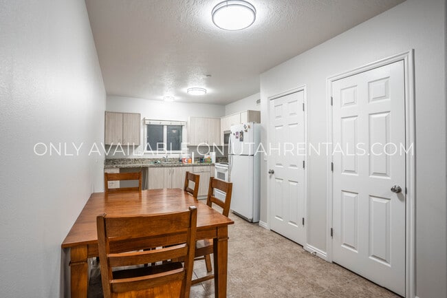 Photo - 884 E 700 N