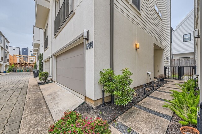Building Photo - 407 N Nagle St Rental