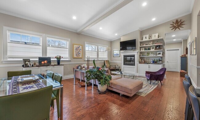 Building Photo - 616 E 4th St Unit 402