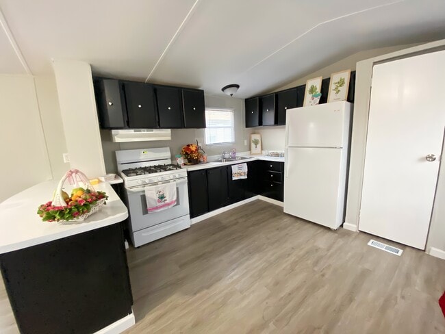 Photo - 777 E Yerby St