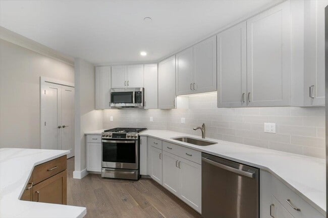 Building Photo - 65 Pointe Pl Unit 104 Rental