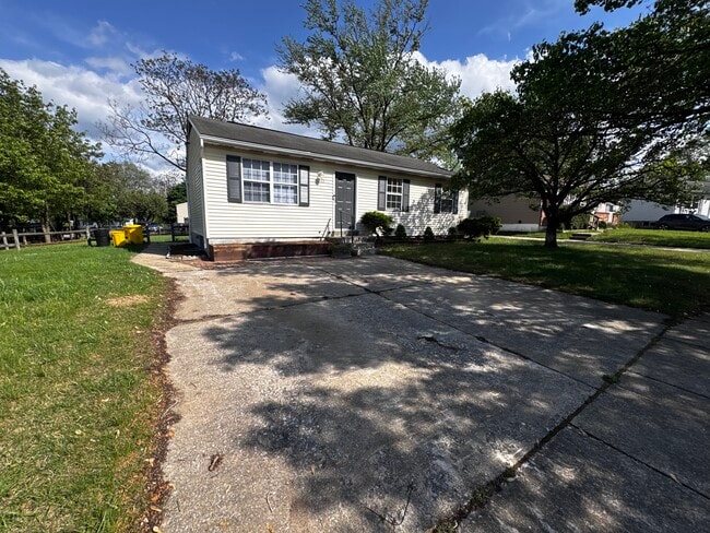 Frente con entrada para dos coches - 1242 Cedarcliff Dr