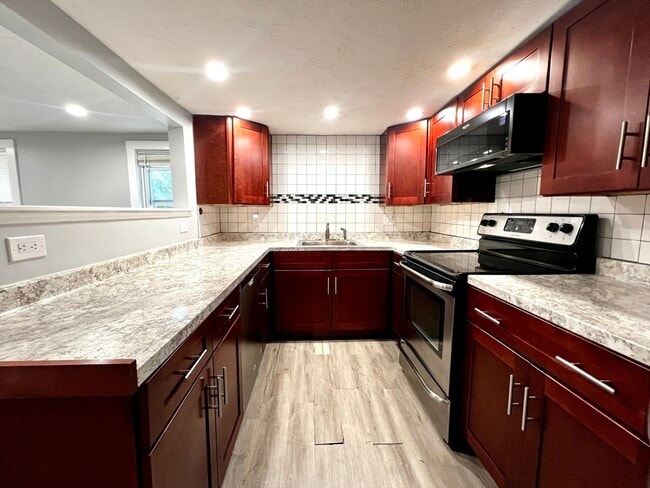 Photo - 572 Main St Unidad B