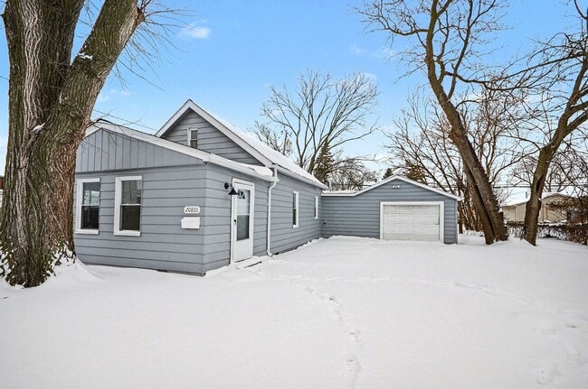 Building Photo - Bright, Clean 3 bed/1 bath- Move In Ready