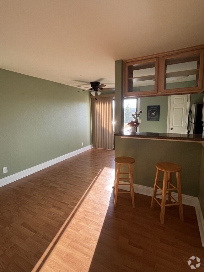 Dining Room & Breakfast Bar - 8731 Graves Ave Unit 11 Rental